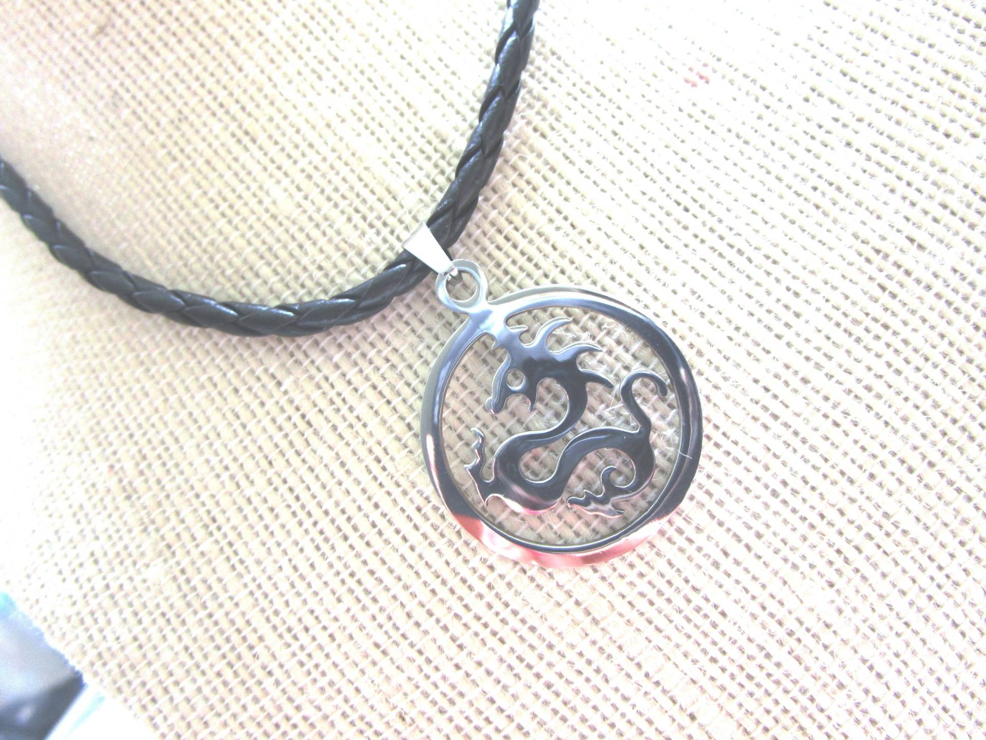 Edelstahl Drachen Anhänger An Schwarzem Lederband - Großer Drache Halskette Herren Fantasy Charm Edelstahl Drachen Anhänger An Schwarzem Lederband - Großer Drache Halskette Herren Fantasy Charm von LeeliaSupplyVintage