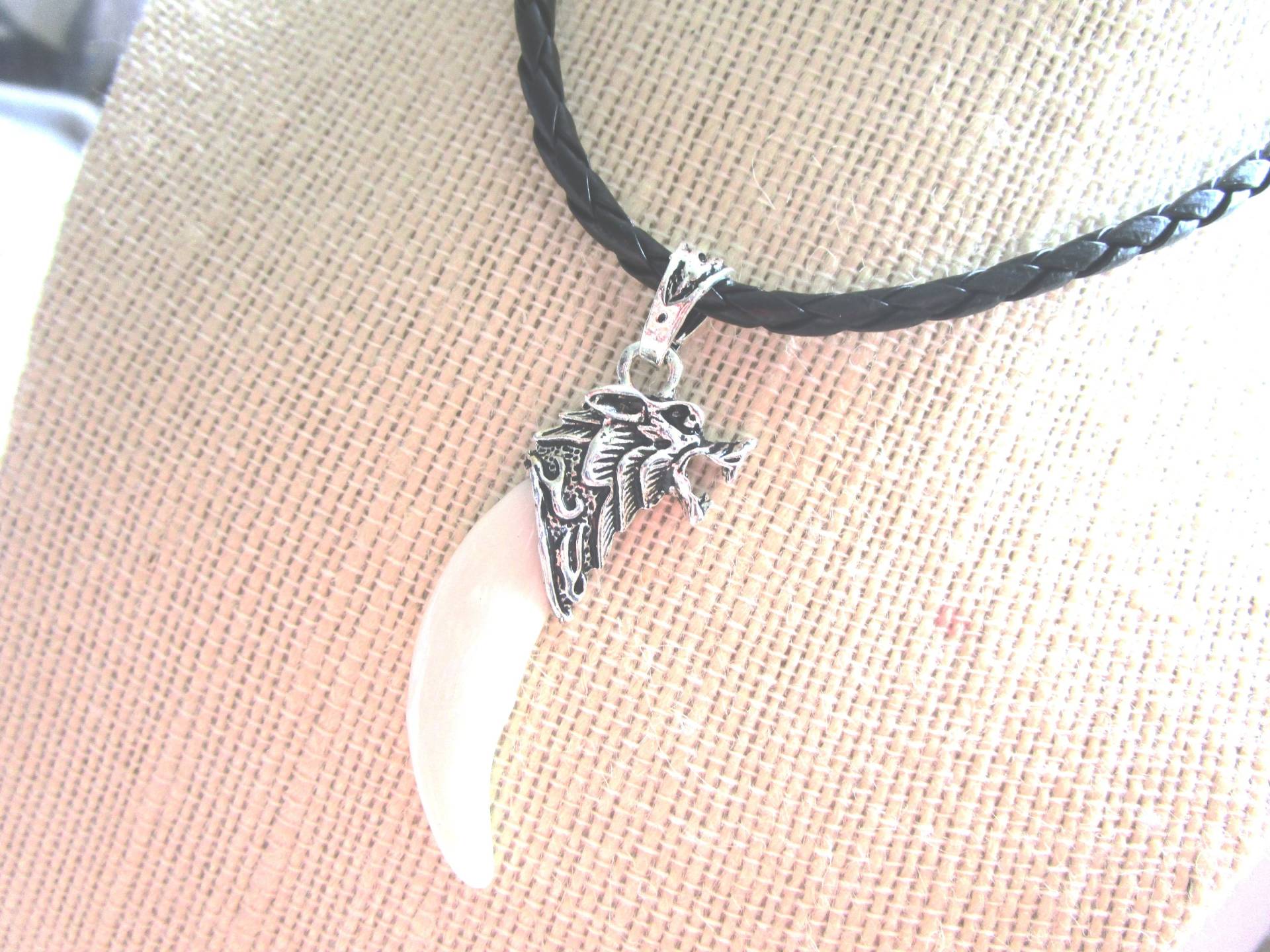 Edelstahl Drachen Horn Anhänger Weiß Gehämmert An Schwarzem Lederband - Großer Drache Halskette Fantasy Edelstahl Drachen Horn Anhänger Weiß Gehämmert An Schwarzem Lederband - Großer Drache Halskette Fantasy von LeeliaSupplyVintage