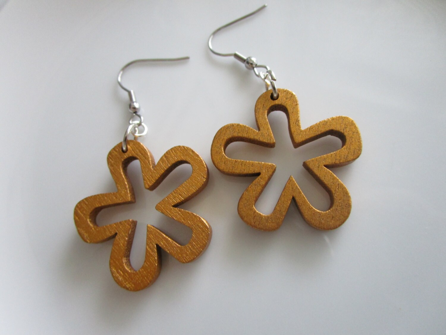 Golden Brown Daisy Blume Holz Ohrring - Schmuck Hobo Edelstahl Golden Brown Daisy Blume Holz Ohrring - Schmuck Hobo Edelstahl von LeeliaSupplyVintage
