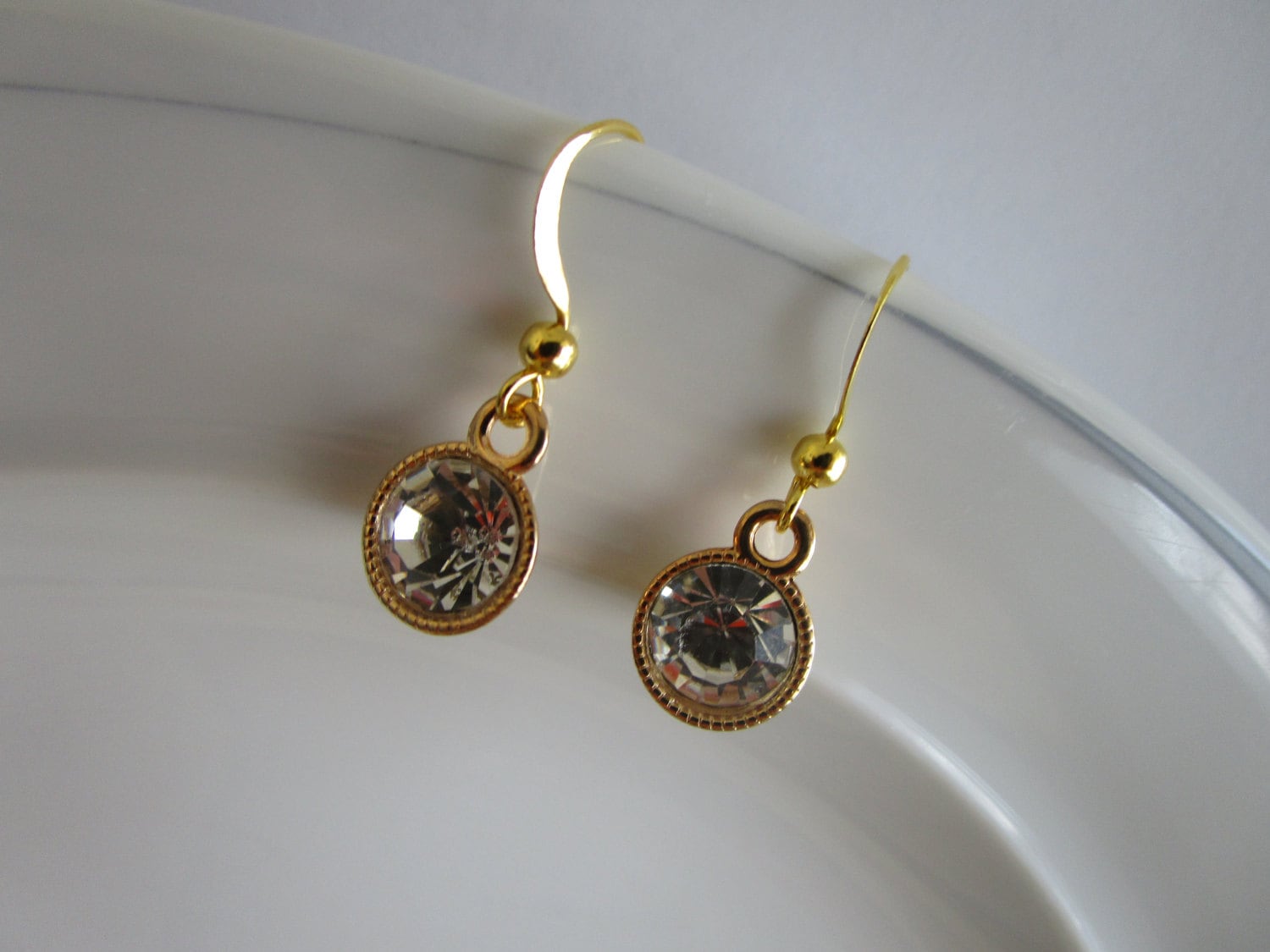 Klare Kristall Runde Goldfarbene Ohrringe Mit Goldenem Edelstahl Draht - Braut Klarer Gold Ton Baumelt Klare Kristall Runde Goldfarbene Ohrringe Mit Goldenem Edelstahl Draht - Braut Klarer Gold Ton Baumelt von LeeliaSupplyVintage
