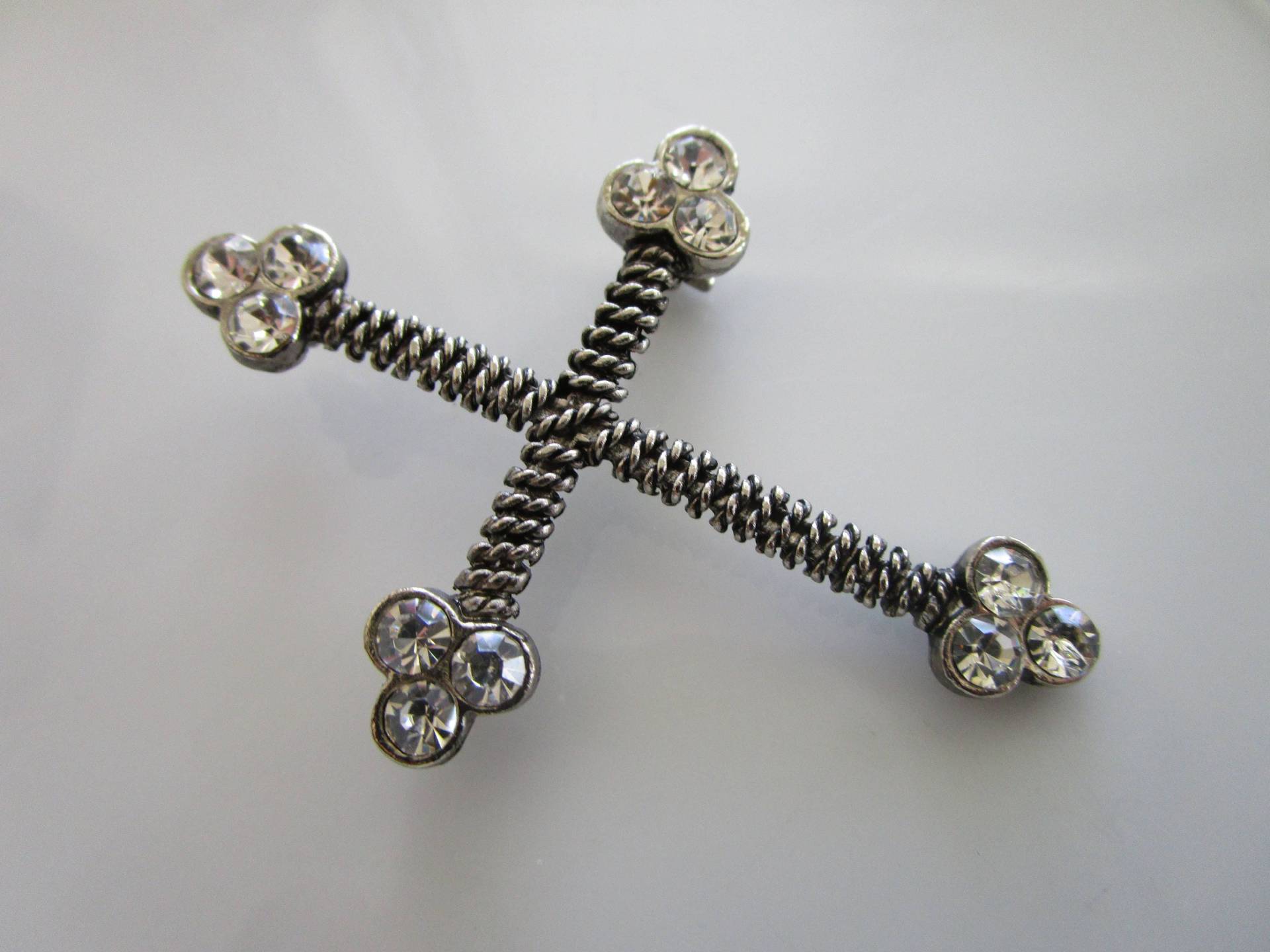 Moderne Kreuz Kettenanhänger Klare Kristalle - Anstecknadel Anhänger Silber Zubehör Pin Moderne Kreuz Kettenanhänger Klare Kristalle - Anstecknadel Anhänger Silber Zubehör Pin von LeeliaSupplyVintage