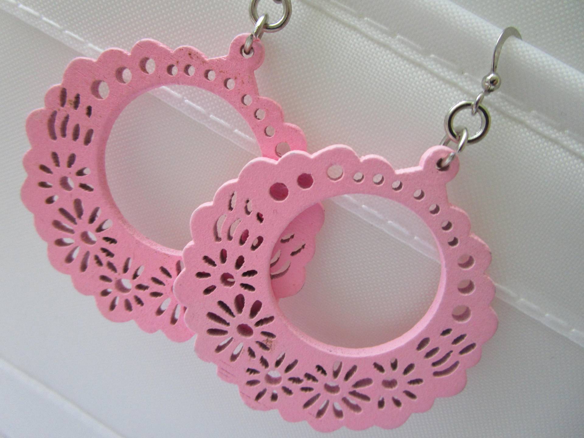 Rosa Geschnitzte Große Blume Holzohrringe - Holzschmuck Blumenohrring Hobo Ohrring Edelstahl-Nickelfrei Rosa Geschnitzte Große Blume Holzohrringe - Holzschmuck Blumenohrring Hobo Ohrring Edelstahl-Nickelfrei von LeeliaSupplyVintage