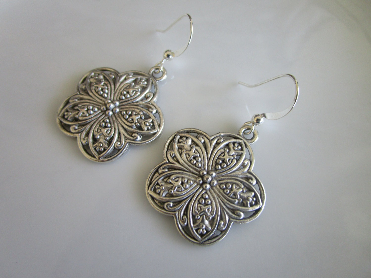 Silber Ton Geschnitzte Blume Ohrringe - Edelstahl Nickel Frei Ohrring Haken Charme Baumeln Geschenk Silber Ton Geschnitzte Blume Ohrringe - Edelstahl Nickel Frei Ohrring Haken Charme Baumeln Geschenk von LeeliaSupplyVintage