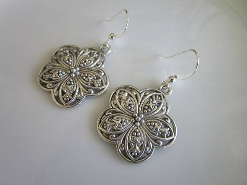 Silber Ton Geschnitzte Blume Ohrringe - Edelstahl Nickel Frei Ohrring Haken Charme Baumeln Geschenk Silber Ton Geschnitzte Blume Ohrringe - Edelstahl Nickel Frei Ohrring Haken Charme Baumeln Geschenk von LeeliaSupplyVintage