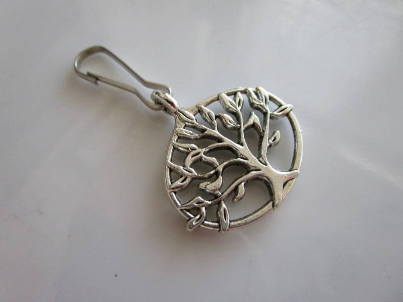 Silber Ton Geschnitzten Baum Des Lebens Charme Für Reißverschluss Jacken Geldbörsen Silber Ton Geschnitzten Baum Des Lebens Charme Für Reißverschluss Jacken Geldbörsen von LeeliaSupplyVintage