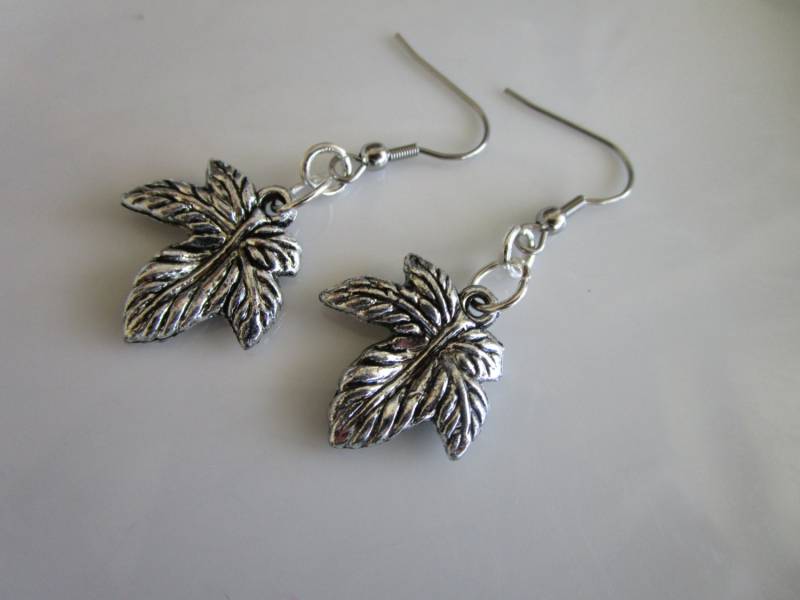 Silberfarbene Geschnitzte Blatt Ohrringe - Edelstahl Nickelfrei Ohrring Haken Charme Baumeln Mutter Geschenk Silberfarbene Geschnitzte Blatt Ohrringe - Edelstahl Nickelfrei Ohrring Haken Charme Baumeln Mutter Geschenk von LeeliaSupplyVintage