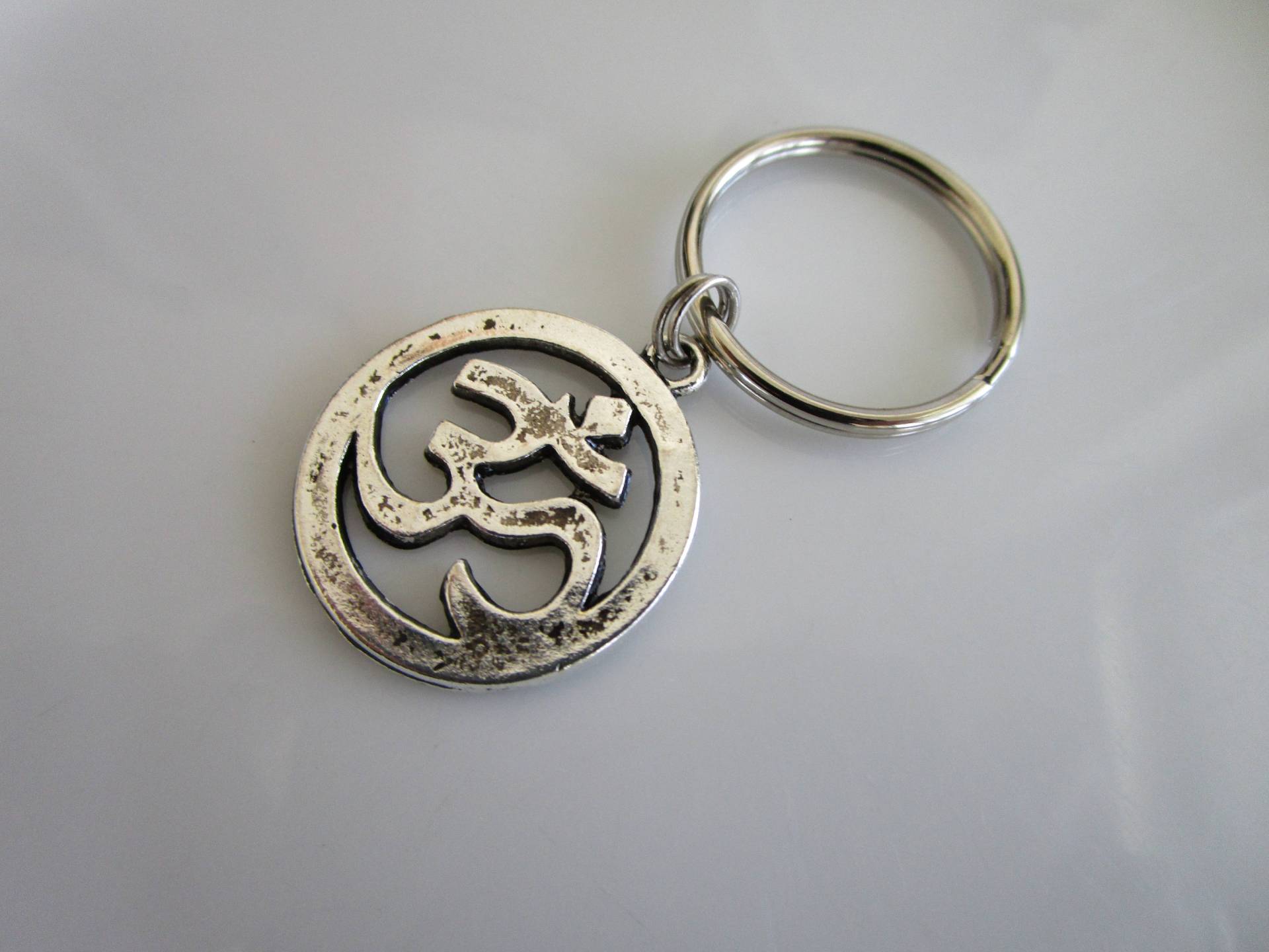 Silberfarbener Ohm Anhänger - Zipper Pull Symbol Schlüsselanhänger Charm Spiritueller Schlüssel Silberfarbener Ohm Anhänger - Zipper Pull Symbol Schlüsselanhänger Charm Spiritueller Schlüssel von LeeliaSupplyVintage
