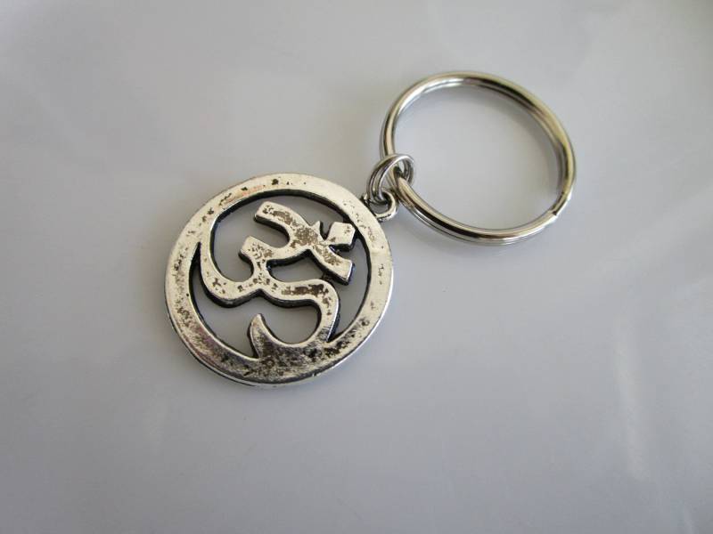 Silberfarbener Ohm Anhänger - Zipper Pull Symbol Schlüsselanhänger Charm Spiritueller Schlüssel von LeeliaSupplyVintage