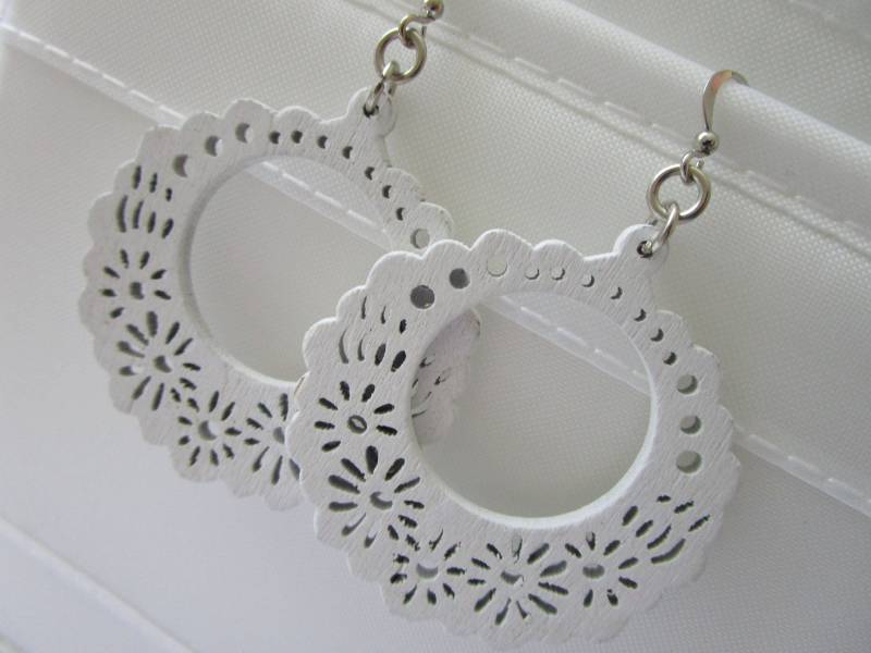 Weiße Geschnitzte Große Blumen Holzohrringe - Holzschmuck Blumenohrring Hobo Ohrring Edelstahlschmuck Weiße Geschnitzte Große Blumen Holzohrringe - Holzschmuck Blumenohrring Hobo Ohrring Edelstahlschmuck von LeeliaSupplyVintage
