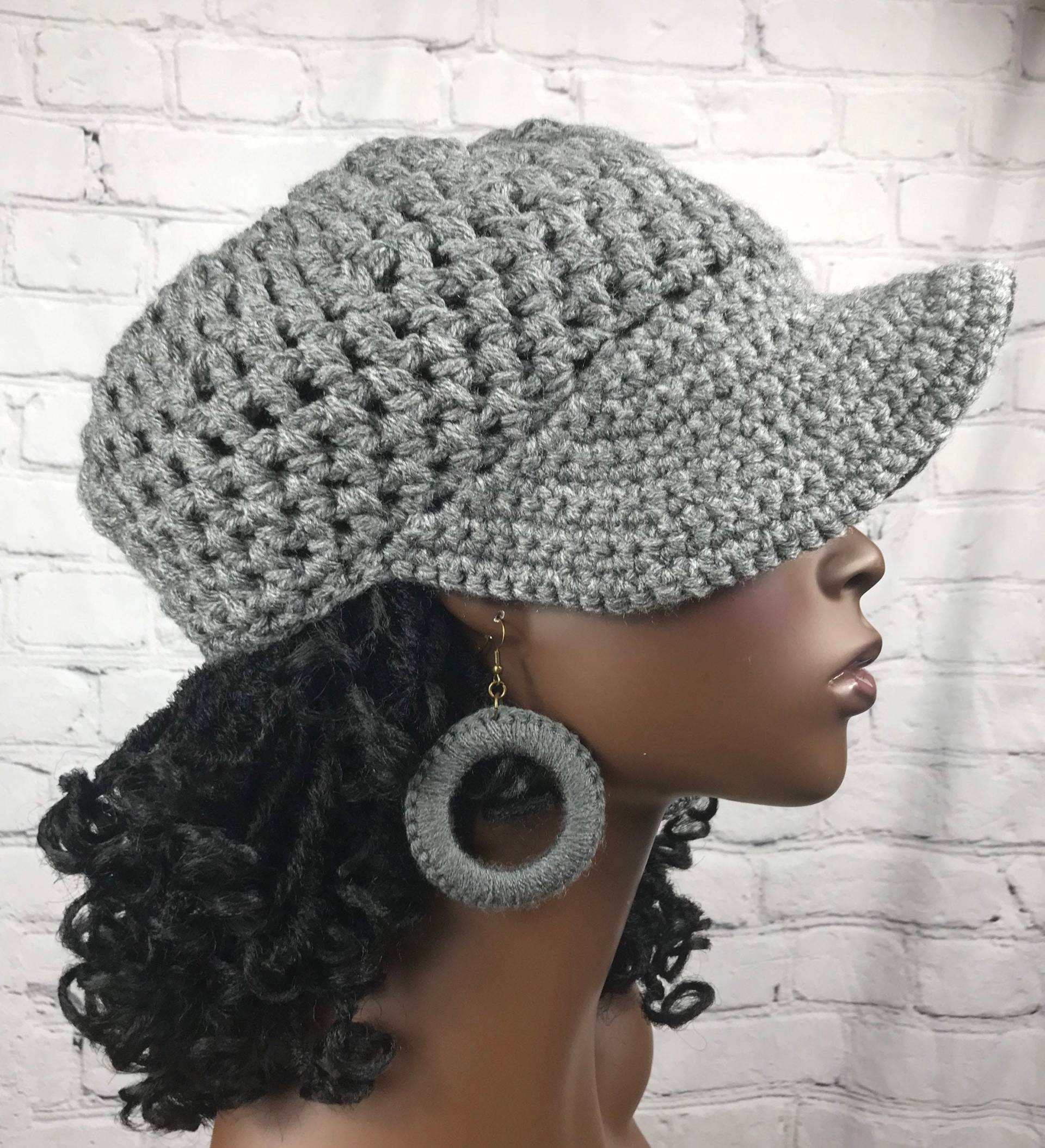 Versandfertig Grau Ausgestattet Crochet Brimmed Cap W/Ohrringe Schiff Versandfertig Grau Ausgestattet Crochet Brimmed Cap W/Ohrringe Schiff von LeenaStoneCreations