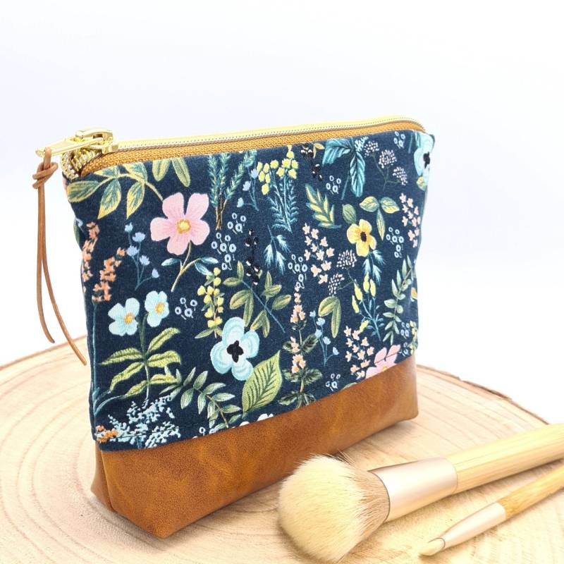 Handgefertigte Kosmetikasche Unikat Blumen Kunstleder Wildblumen Beauty Bag Schminktasche Schminktäschchen Utensilo von LeeneNaeht