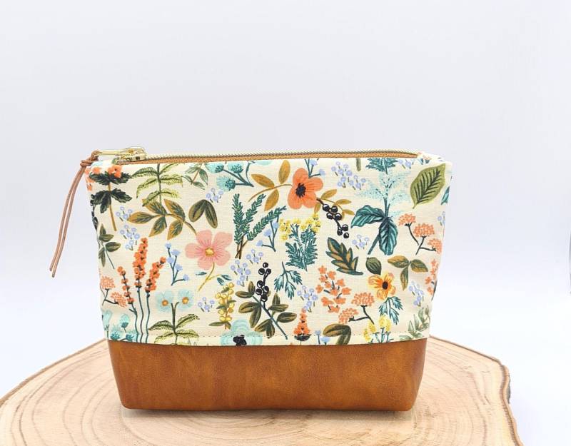 Handgefertigte Kosmetikasche Unikat Blumen Kunstleder Wildblumen Beauty Bag Schminktasche Schminktäschchen Utensilo von LeeneNaeht