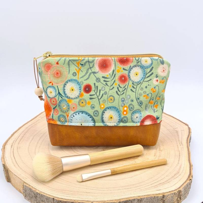 Handgefertigte Kosmetikasche Unikat Blumen Kunstleder Wildblumen Beauty Bag Schminktasche Schminktäschchen Utensilo von LeeneNaeht