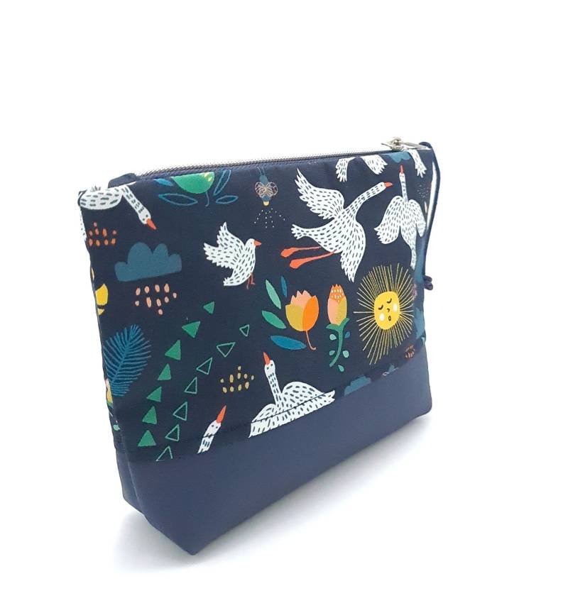 Handgefertigte Kosmetiktasche Kunstleder Vögel Schwan Gänse Punkte Unikat Beauty Bag Schminktasche Schminktäschchen Utensilo von LeeneNaeht