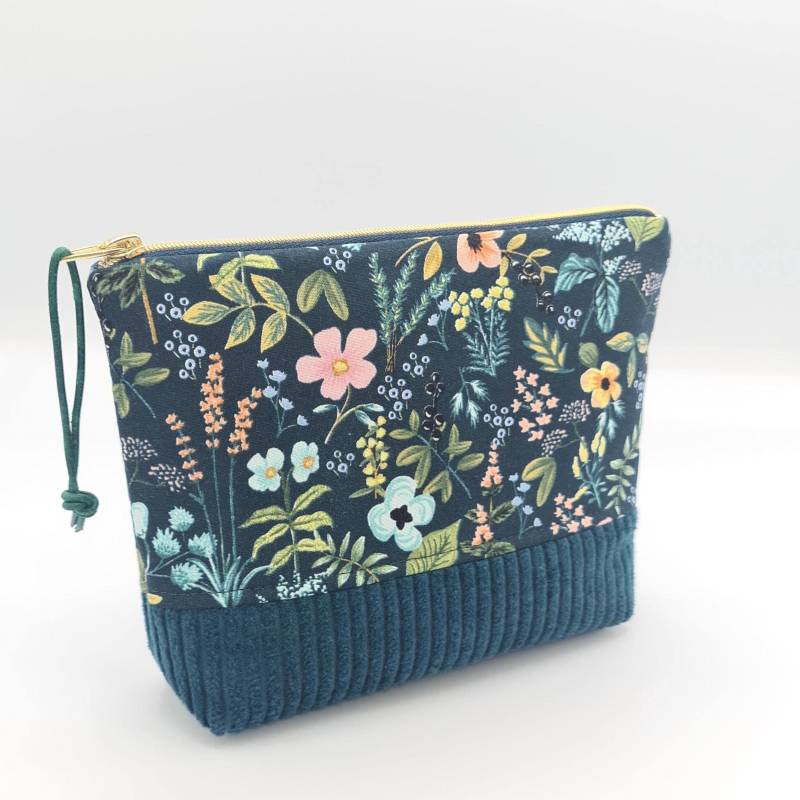 Hochwertige Kosmetiktasche Cord Blumen Grün Mit Liebe Handgefertigt Unikat Wildblumen Beauty Bag Schminktasche Schminktäschchen Utensilo von LeeneNaeht