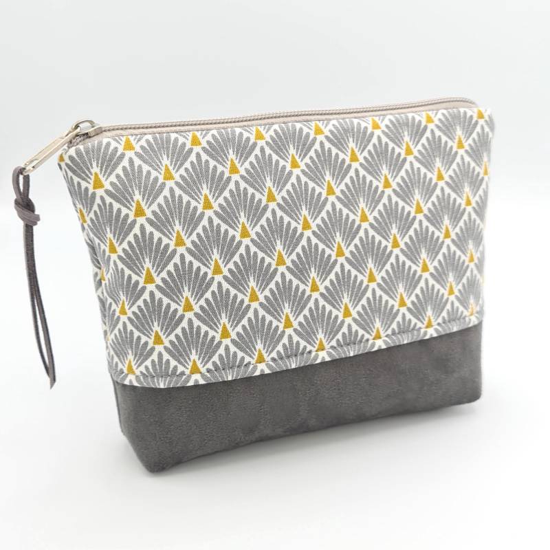 Kosmetiktasche Lederimitat Wildleder Grau Fächer Kunstleder Unikat Handmade Beauty Make-Up Tasche Schminktasche Schminktäschchen von LeeneNaeht