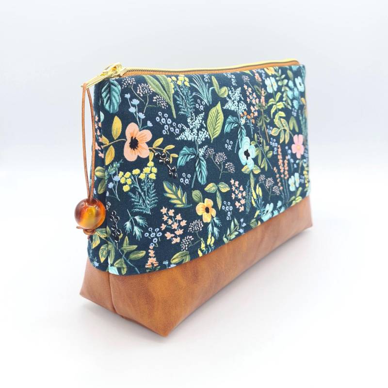 xl Kosmetiktasche Blumen Kunstleder von LeeneNaeht