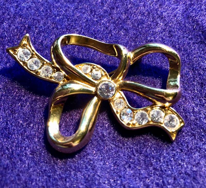 Vintage Strassband-Brosche Gold-Ton Schleife Pin Vintage Strassband-Brosche Gold-Ton Schleife Pin von LeesburgVintage
