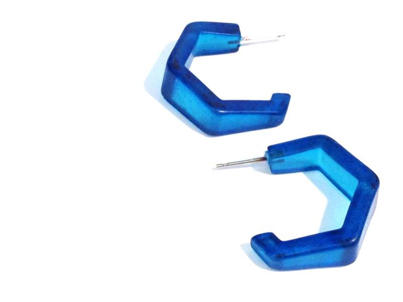 Aquablaue Creolen | Türkis Gefrostete Mini Tapered Hex Hoops Vintage Mod Lucite von Leetie