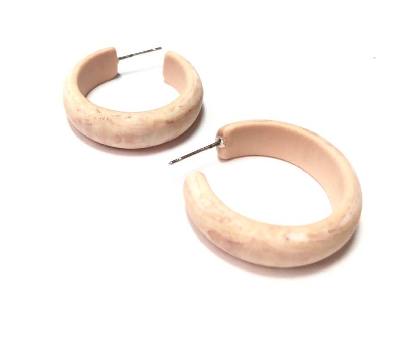 Beige Creolen | Hellbraun Marmorierte Mattierte Schlichte Vintage Lucite Matt von Leetie