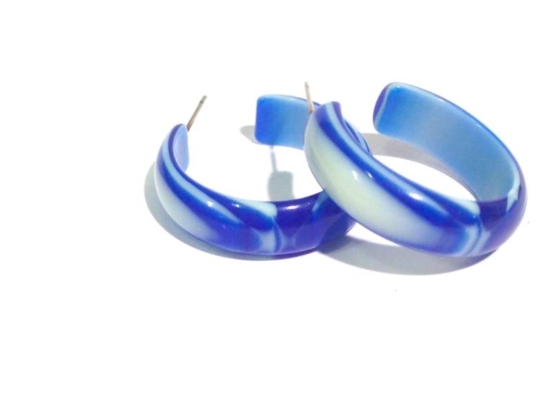 Blaue Und Weiße Creolen | Kobaltblaue Achat Schlichte Reifen Nautisch Marmoriert Vintage Lucite von Leetie