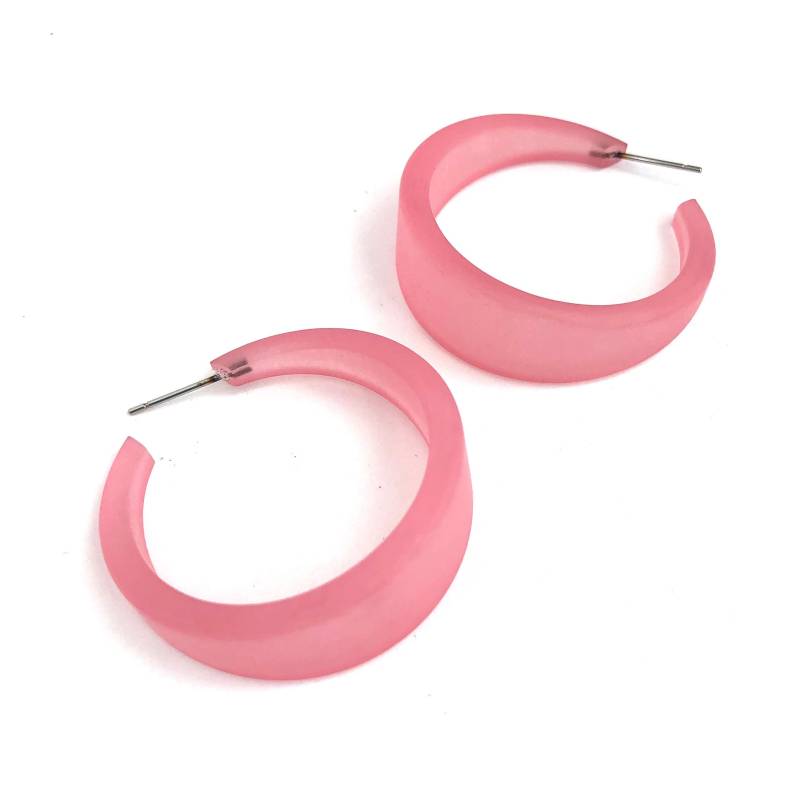 Blütenblattrosa Gefrostete Große, Konisch Zulaufende Emily-Creolen Aus Lucite | Nachhaltige Upcycling-Mode von Leetie