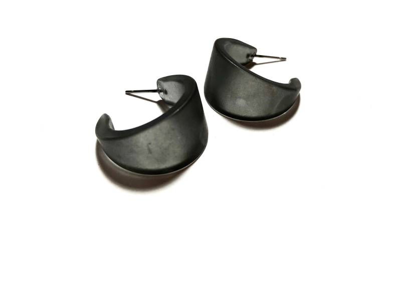 Charcoal Grau Kleine Creolen | Der Marilyn-Reif Gefrostete Lucite Hand Gemacht Mit Vintage Ware Charcoal Grau Kleine Creolen | Der Marilyn-Reif Gefrostete Lucite Hand Gemacht Mit Vintage Ware von Leetie