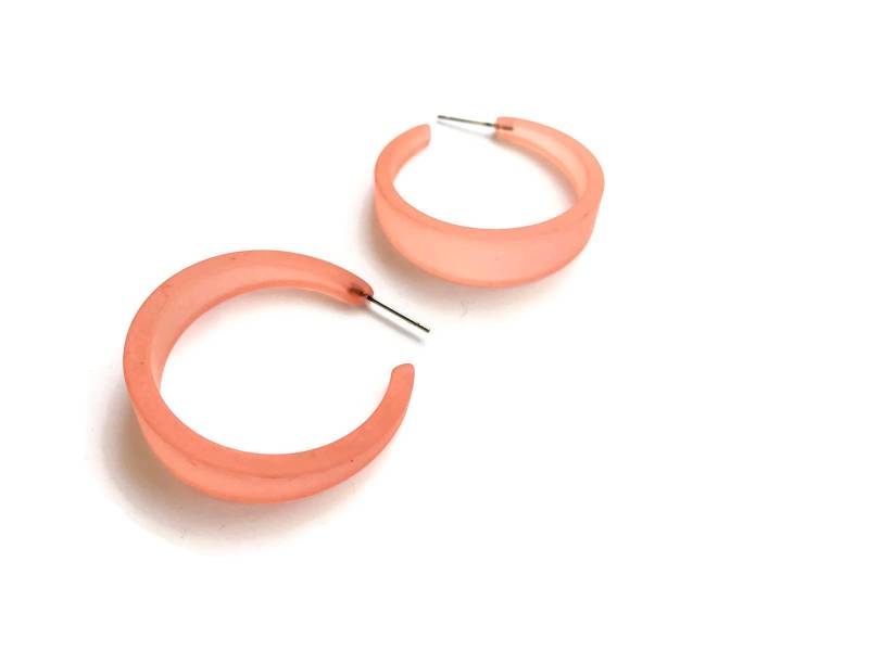 Coral Frosted Große Emily Lucite Creolen | Nachhaltige Upcycled Mode von Leetie