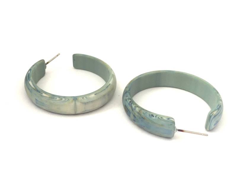 Eis Blau Creolen | Hellblau Marmorierte Matte Vintage Lucite in Midilänge von Leetie