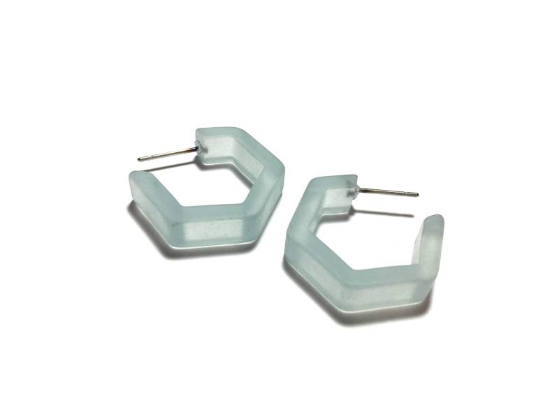 Eisblaue Ohrringe | Matte Waben Hex Hoops Handgefärbte Vintage Mod Lucite von Leetie