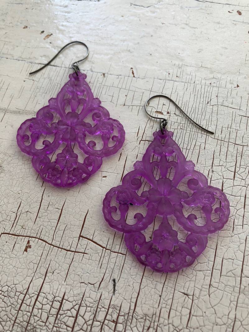 Flieder, Leicht Lila Mattierte Filigrane Kronleuchter Lucite Statement Ohrringe von Leetie