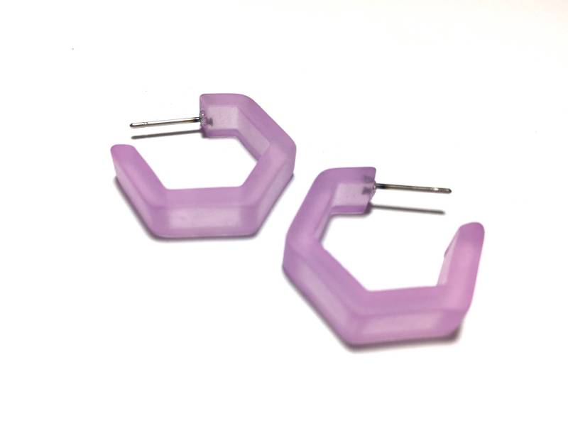 Flieder Ohrringe | Waben Hexagon Creolen Gefrostete Lucite-Creolen, Handgefärbt Und Aus Vintage-Kunststoffen von Leetie