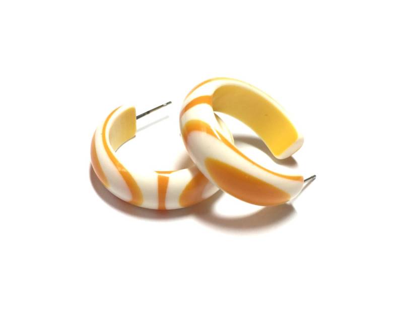 Gelbe Creolen | Goldgelbe Achat-Reifen Vintage Lucite Schlichte von Leetie