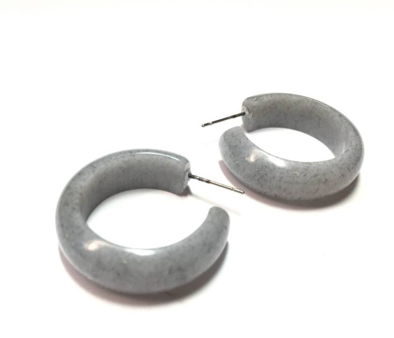 Graue Creolen | Granitgrau Gesprenkelte Steinähnliche Vintage Lucite Schlichte Graue Creolen | Granitgrau Gesprenkelte Steinähnliche Vintage Lucite Schlichte von Leetie