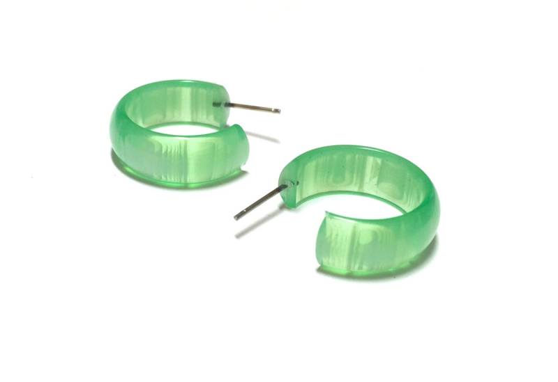 Grün Raw Moonglow Gestreifte Lucite | Vintage Zart Grüne Kleine Schlichte Creolen Grün Raw Moonglow Gestreifte Lucite | Vintage Zart Grüne Kleine Schlichte Creolen von Leetie