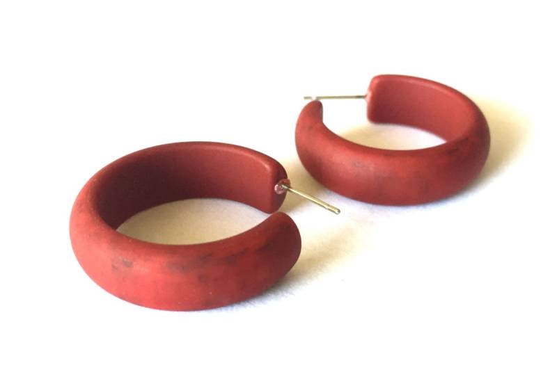 Helle Granat-Rote Einfache Creolen | Rubinrote Lucite Von Leetie Lovendale Helle Granat-Rote Einfache Creolen | Rubinrote Lucite Von Leetie Lovendale von Leetie