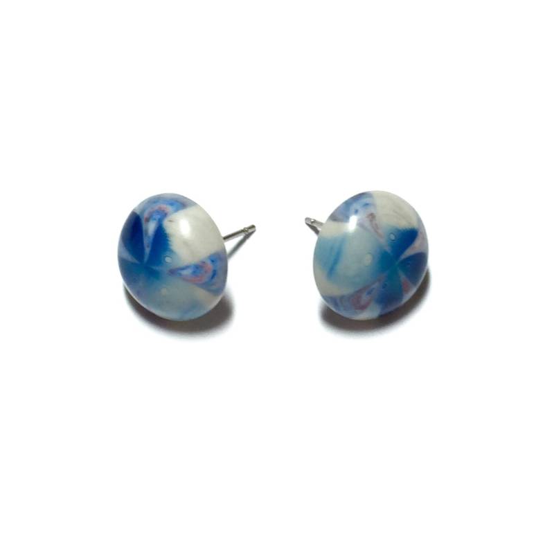Himmel Burst Ohrstecker | Blau Und Grau Batik Retro Knopf in Vintage Lucite von Leetie
