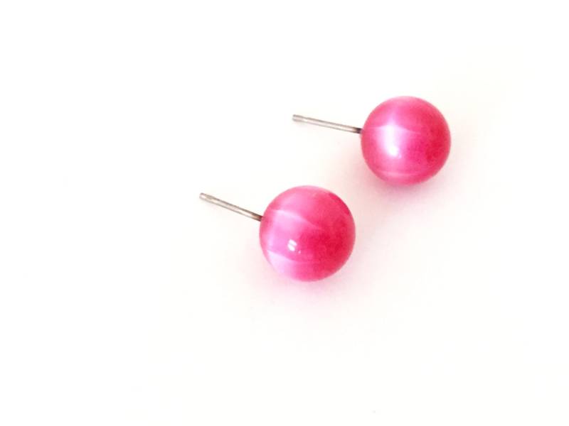 Hot Pink Fuchsia Moonglow Gestreifte Ball-Ohrstecker | Lucite Ohrstecker von Leetie