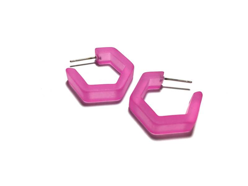 Hot Pink Matt Lucite Waben Hex Creolen | Gefrostete Lucite-Creolen, Handgefärbt Und Aus Vintage-Kunststoffen von Leetie