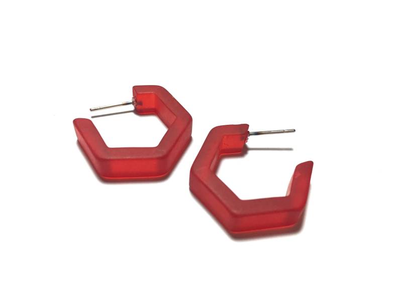 Kirschrote Creolen | Waben Hexagon Gefrostete Lucite-Creolen, Handgefärbt Und Aus Vintage-Kunststoffen von Leetie