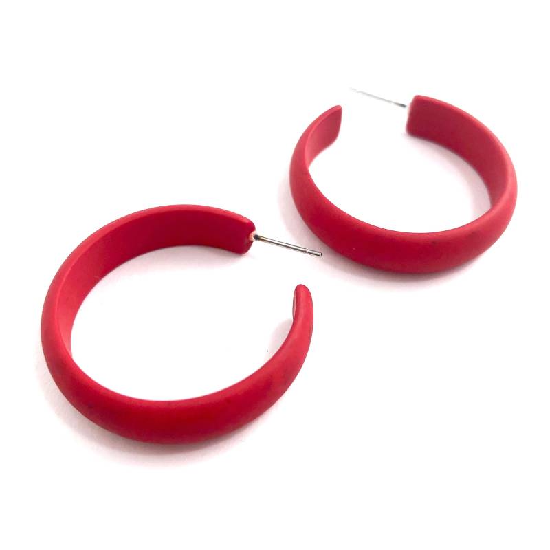 Kirschrote Matt Marmorierte Midi-Creolen | Vintage Acryl-Reifen Von Leetie Lovendale von Leetie