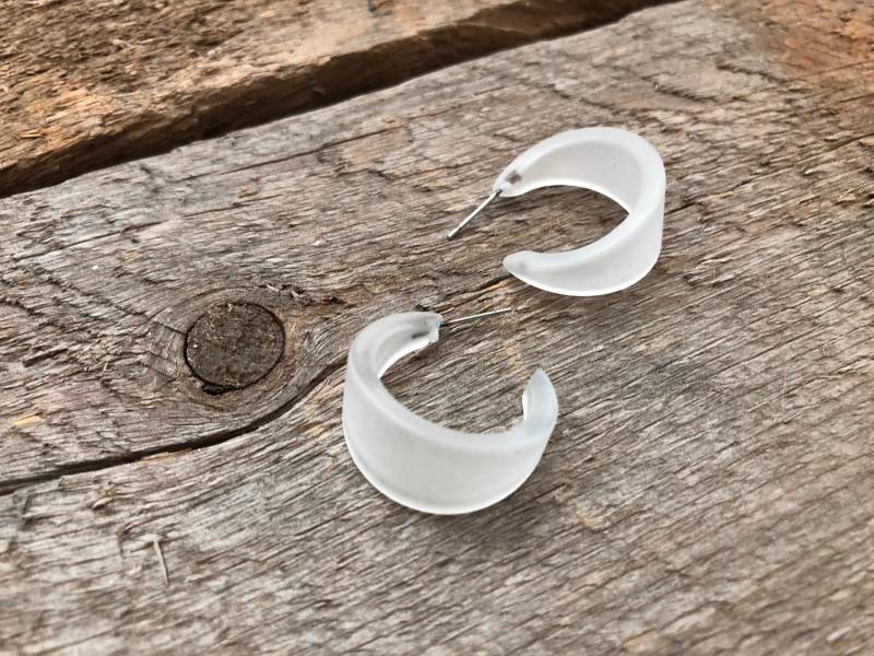 Klare Kleine Creolen | Gefrostete Lucite Kleine Marilyn Klare Kleine Creolen | Gefrostete Lucite Kleine Marilyn von Leetie