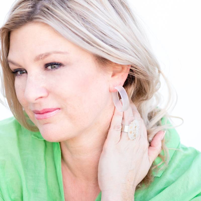 Klare Mattierte Acryl Portland Creolen | Große Vintage Lucite Ohrringe von Leetie