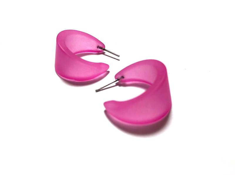 Kleine Creolen Rosa | Der Marilyn-Reif Helllila Frosted Lucite Handgemacht Mit Vintage Ware von Leetie