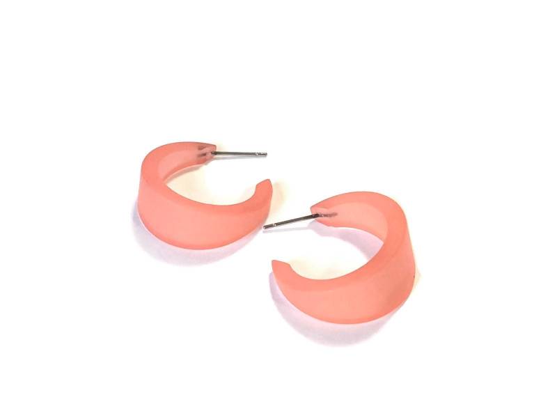 Kleine Korallen Creolen | Der Marilyn-Reif Gefrostete Lucite Hand Gemacht Mit Vintage Ware Kleine Korallen Creolen | Der Marilyn-Reif Gefrostete Lucite Hand Gemacht Mit Vintage Ware von Leetie