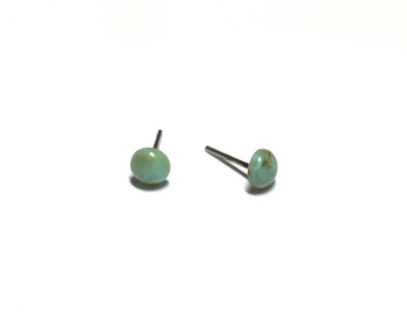 Kleine Türkis Ohrstecker | Aqua Blau Vintage Lucite Ohrstecker, Marmoriert von Leetie