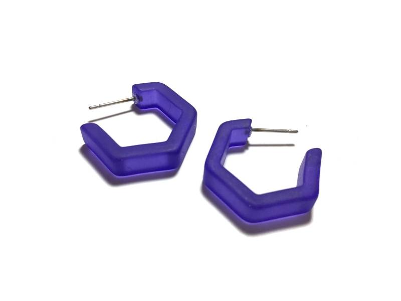 Kobalt Blau Waben Hex Creolen | Gefrostete Lucite-Creolen, Handgefärbt Und Aus Vintage-Kunststoffen von Leetie