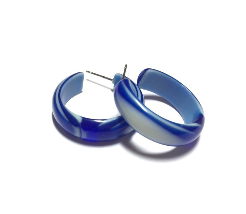 Kobaltblau Creolen | Marmor Blau Vintage Lucite von Leetie
