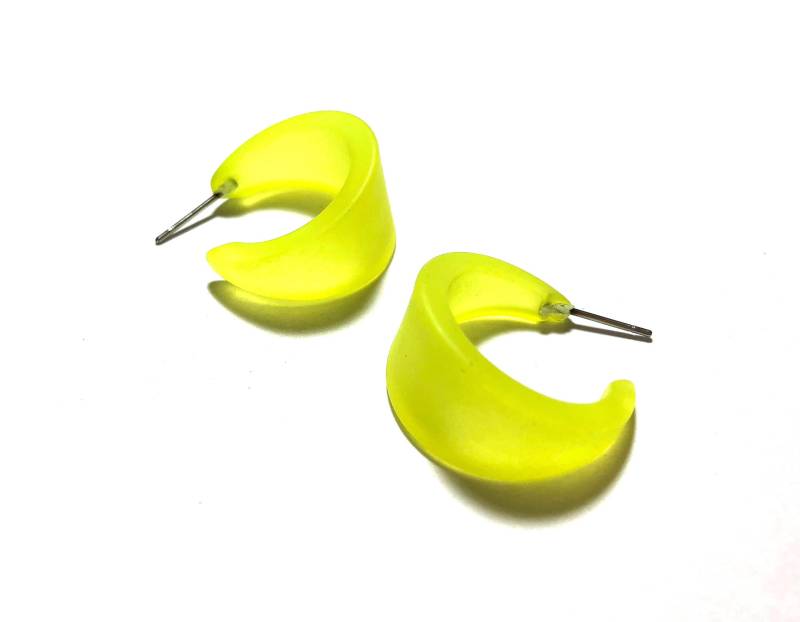 Neon Gelbe Kleine Creolen | Der Kleine Marilyn-Reif Gefrostete Lucite Hand Gemacht Mit Vintage Ware von Leetie