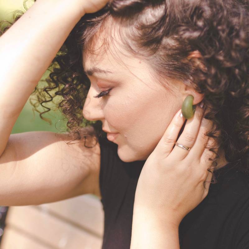 Oliv Grün Frosted Chunky Snail Shell Lucite Hoop Ohrring von Leetie